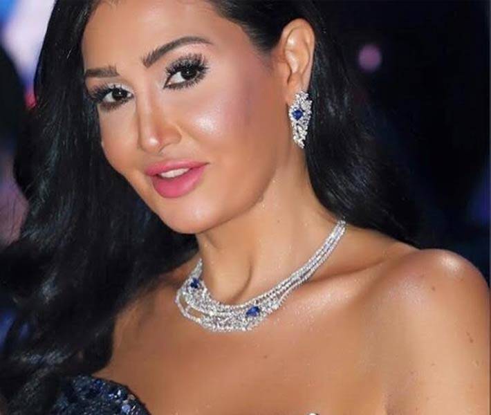 غادة عبد الرازق تضرب رجلين في الشارع أمام الجميع