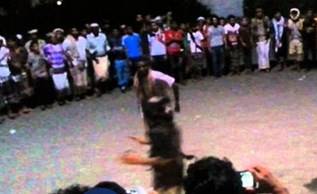 شاب يٌعبر عن فرحته بزفاف صديقه .. فكانت الكارثة!
