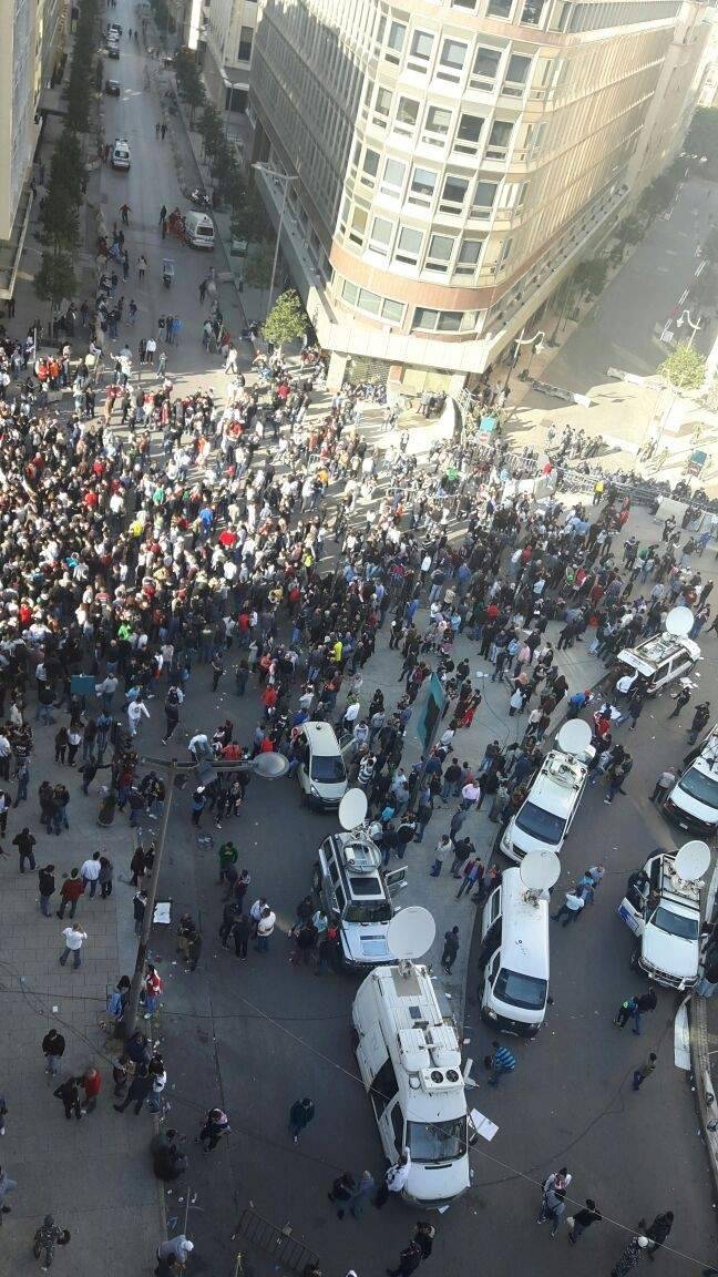الجيش إعتقل 4 شبان بسبب محاولتهم انزال العلم اللبناني