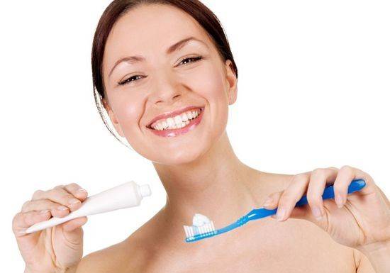 ضعي معجون الأسنان على وجهك 30 دقيقة.. وشاهدي ما سيحدث!