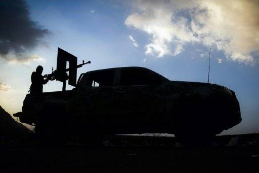 نجاة محافظ تعز ومسؤول حوثي من غارة للتحالف