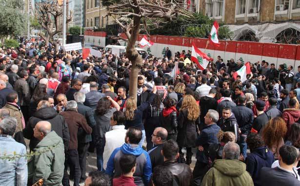 إعتصام أمام مصرف لبنان ودعوات الى التظاهر ظهر غد في رياض الصلح