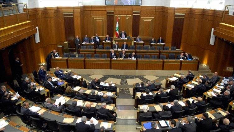بالصور: "إخترقوا" مجلس النواب في لبنان!