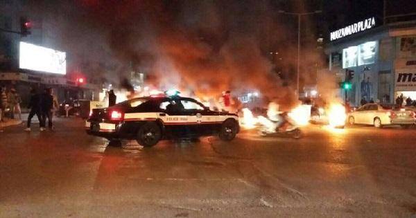 بالصور: اطارات مشتعلة تحت جسر المطار ومار مخايل