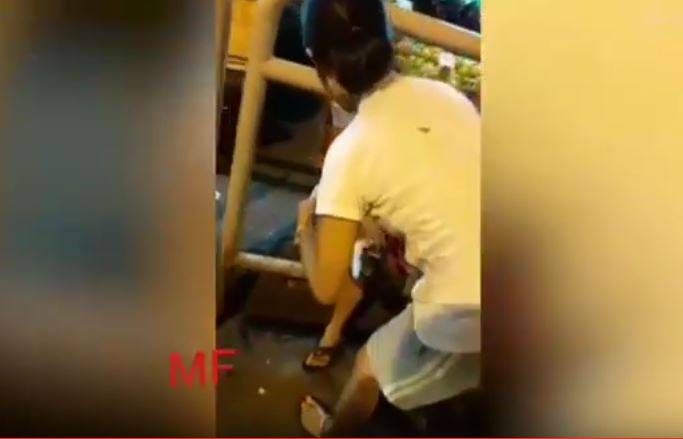 فيديو مروع-  أم تعاقب طفلها بطريقة وحشية!!