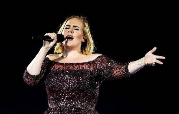 بالفيديو: طلب زواج بين شابين مثليين على المسرح في حفل أديل!