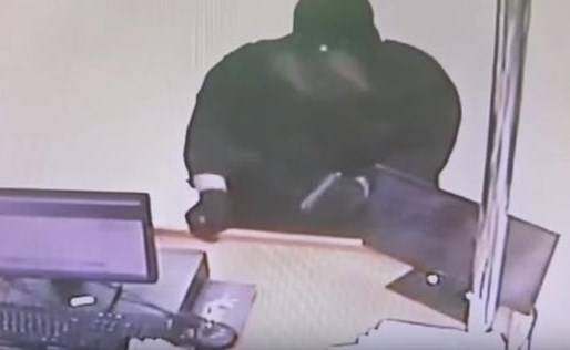 بالفيديو.. لص مسلح بملابس نسائية يسطو على صيدلية!!