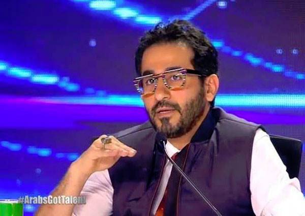 متسابقة تحرج أحمد حلمي بسبب لغته الإنكليزية.. كيف رد؟