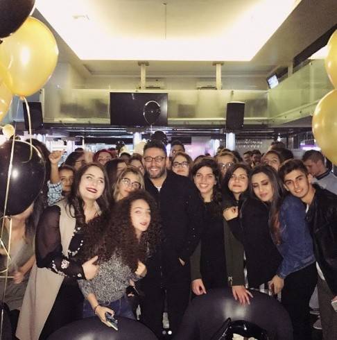 بالفيديو: زياد برجي يحتفل بعيد ميلاده مع معجبيه.. خمنوا كم أصبح عمره!