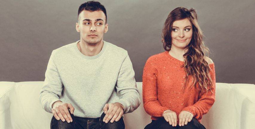 كيف تعرفين أنه يراكِ مجرد صديقة وليس حبيبة؟!