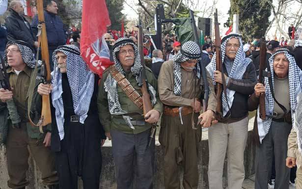 في الذكرى الأربعين لكمال جنبلاط أورث الزعامة لنجله
جنبلاط لتيمور : سِر رافعاً الرأس واحمِل تراث جدّك كمال واشهِر عالياً كوفيّة فلسطين العربيّة