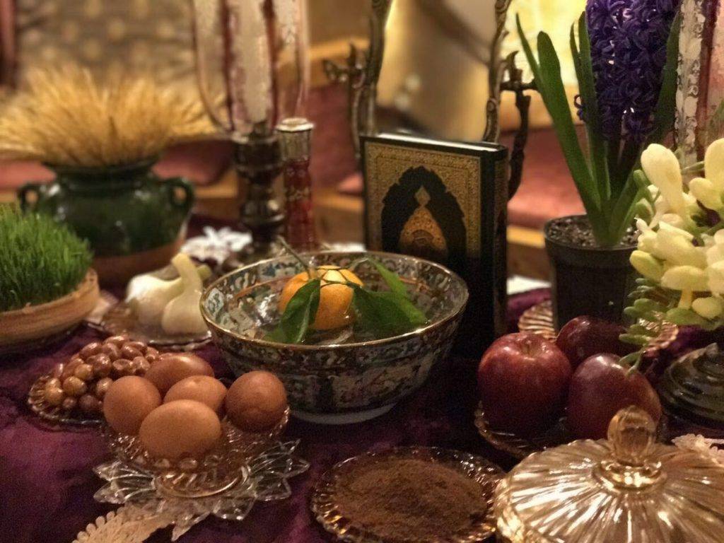 ما الاشياء السبعة التي توضع على الطاولة في عيد النيروز وما هذا العيد وما طقوسه؟