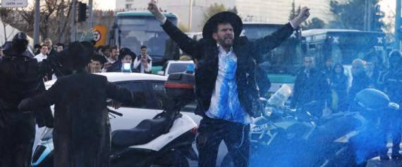 يهود متدينون يغلقون طرقات رئيسية بالقدس احتجاجاً على التجنيد الإجباري