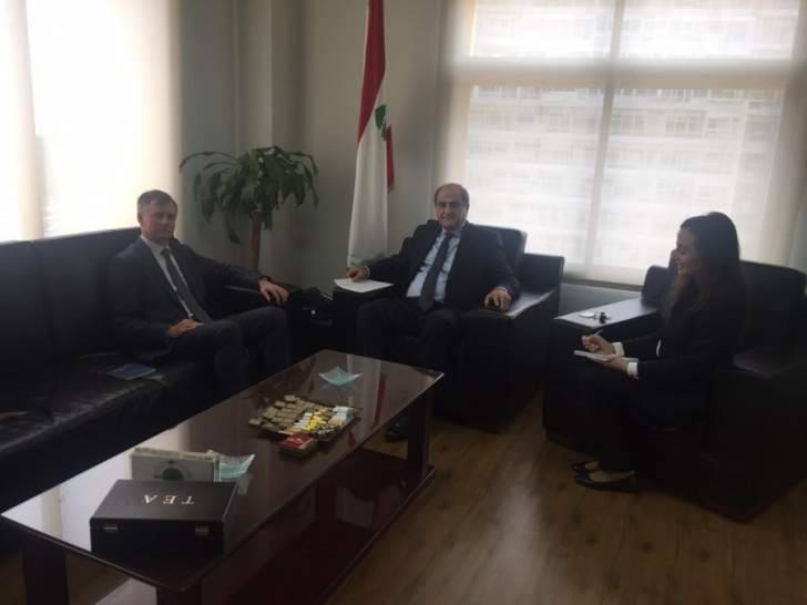 الخطيب بحث مع السفير البريطاني في موضوع المقالع وضررها على البيئة