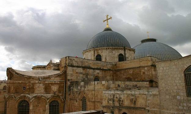 بالصور.. انتهاء ترميم قبر المسيح في القدس