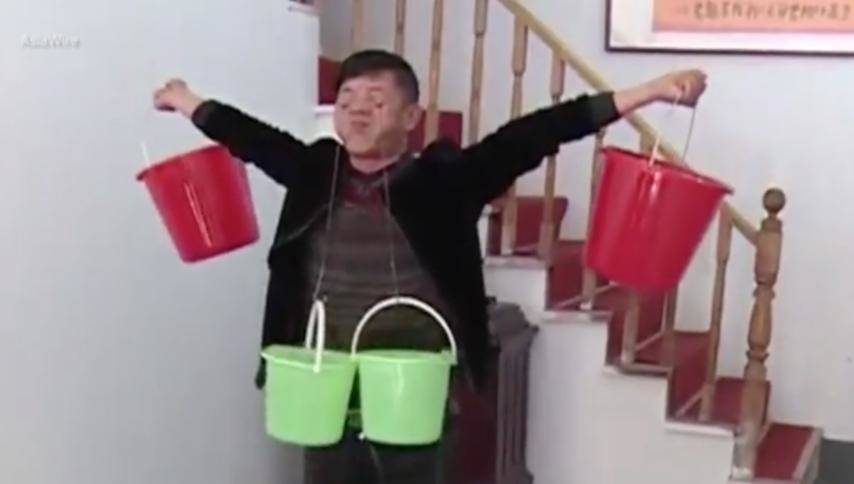 بالفيديو.. رجلٌ يرفع 10 كيلوغرامات بجفنيه!