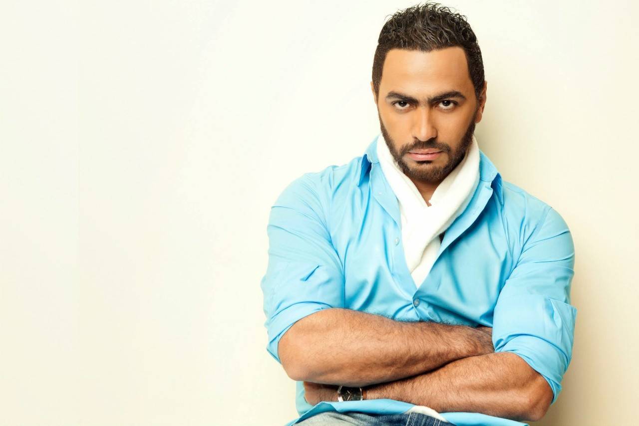 بالفيديو.. هذا ما فعله تامر حسني مع سائق على الطريق!