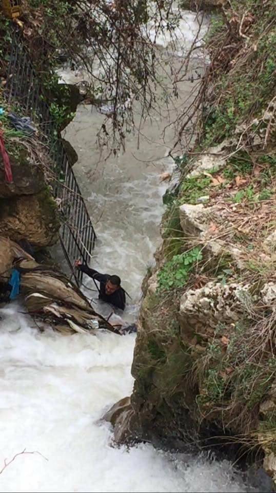 بالصور: انتشال جثة إمرأة.. في لبنان