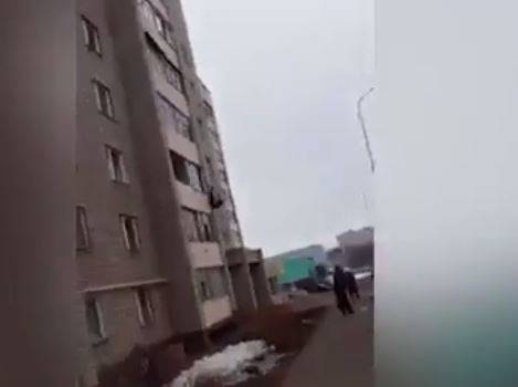 مراهقون يصوّرون امرأة على حافة الموت.. ويضحكون!