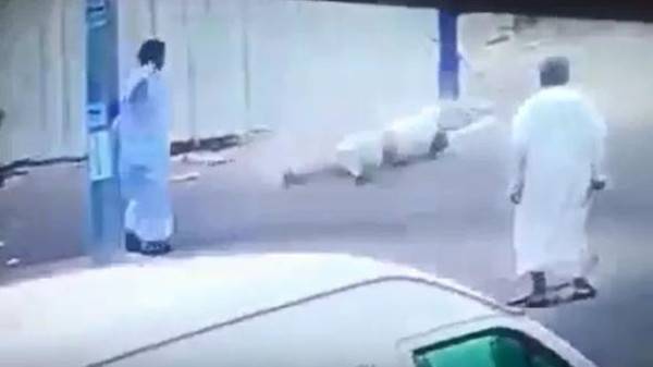 مشهد مروع لجثة تسقط من أعلى مبنى أمام المارة!