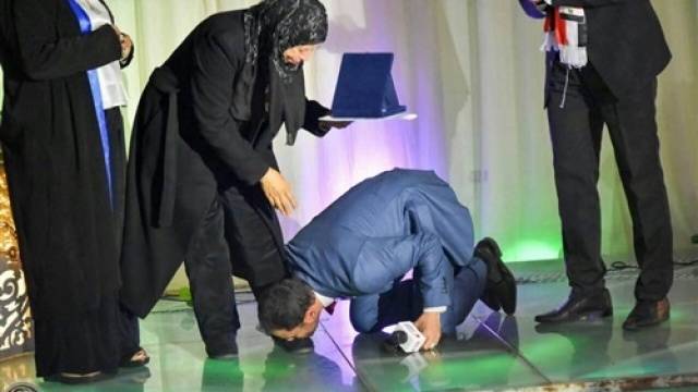 بالصورة - ممثل مصري شهير يُقبّل قدمي والدته أمام الآلاف.. شاهدوا رد فعلها!