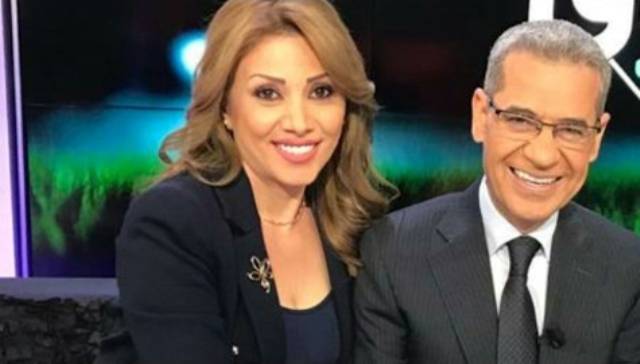بالفيديو: الاعلامي السوري مصطفى الآغا يُقبّل زوجته على الهواء مباشرة!!