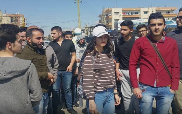 اعتصام لشبان من الحراك المدني وطلاب في دورس رفضا للضرائب وضبط الهدر