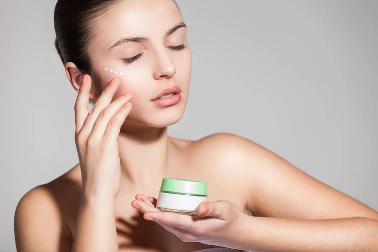 ما هو الريتينول وكيف يعمل على محاربة التجاعيد؟