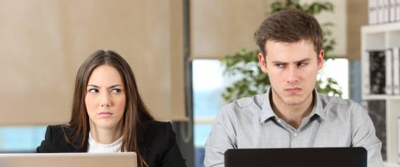 كيف تتعامل مع زميلٍ في العمل لا تطيقه؟