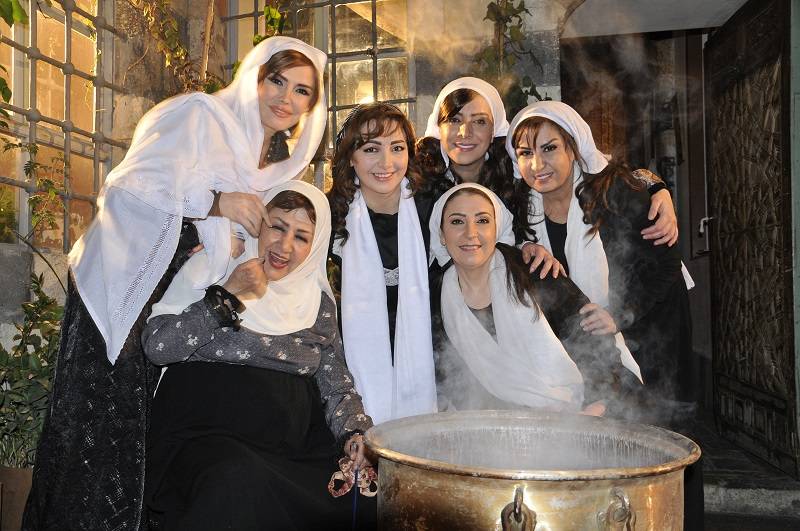 نجمة سورية شهيرة من “باب الحارة” تثير الجدل بصورها الفاضحة!