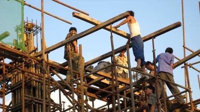 انهيار سقالة في مبنى في بيروت...وهذا ما جرى لأحد العمال