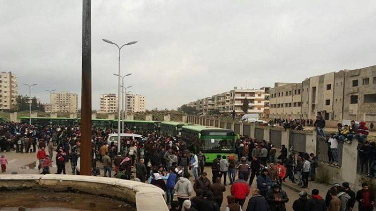 إخلاء الدفعة الثانية من مسلحي الوعر الاثنين بضمان روسي وغياب أممي