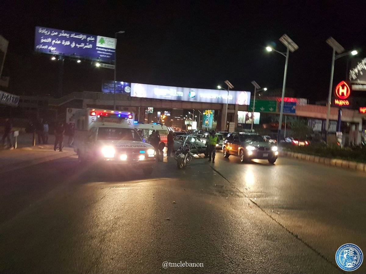 التحكم المروري: 3 جرحى نتيجة تصادم بين سيارة وفان لنقل الركاب على اوتوستراد- الدورة باتجاه -الكرنتينا وحركة_المرور كثيفة في المحلة
