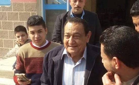 بالصور.. شبيه جديد لمبارك يثير دهشة المصريين