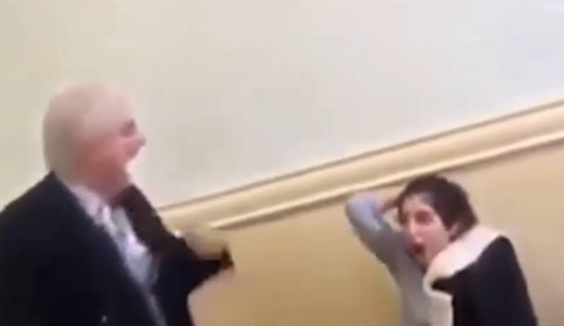 بالفيديو: أستاذ يعتدي على طالبته!