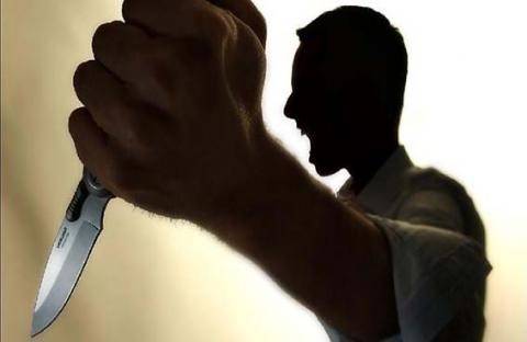 طبيب يطعن زوجته ويلقي ابنه من الطابق الثاني