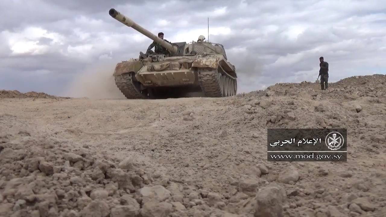الجيش السوري يستهدف مسلحي داعش في منطقة المقابر في دير الزور