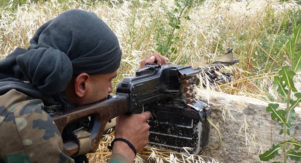 بالفيديو...الجيش السوري يحصن مواقعه قرب محردة بمساندة السكان