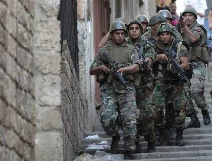 الجيش يطوق منذ الصباح بلدة الحمودية غربي بريتال ويعمل على إقفال الطرقات من الشرق والغرب تمهيدا لمداهمتها (صوت لبنان 93.3)