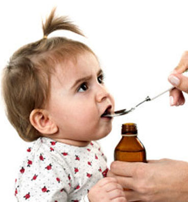 ثلاث طرق تخلصك من بصق طفلك للدواء