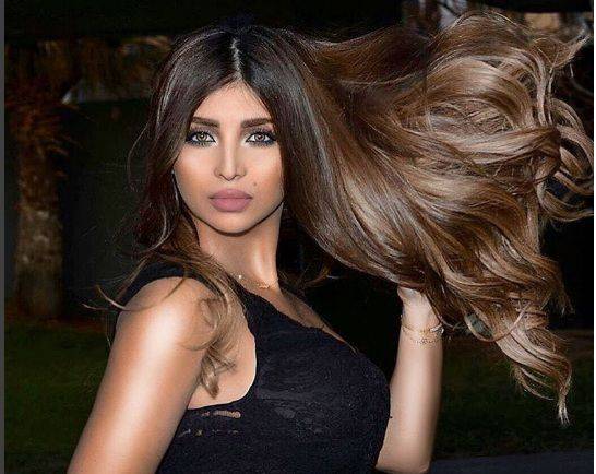 بالفيديو.. بالنوتيلا والحليب المكثف يصبغ شعر زبائنه!
