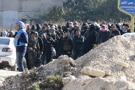 التلفزيون السوري:  عدد مجموع الذين غادروا حي الوعر حتى الآن 466 شخصاً من بينهم أكثر من 139 مسلحاً وعائلاتهم