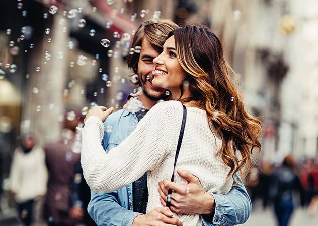 5 حيل تجعل الرجل يشتاق إليكِ بجنون ويفكّر بكِ طيلة الوقت