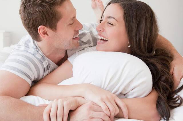 هذه الأسباب تكشف سر عشق المرأة للرجل المرح!