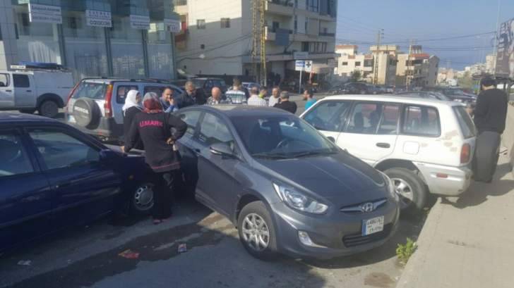 سائق يفقد السيطرة ويجتاح عدد من السيارات في مجدليون