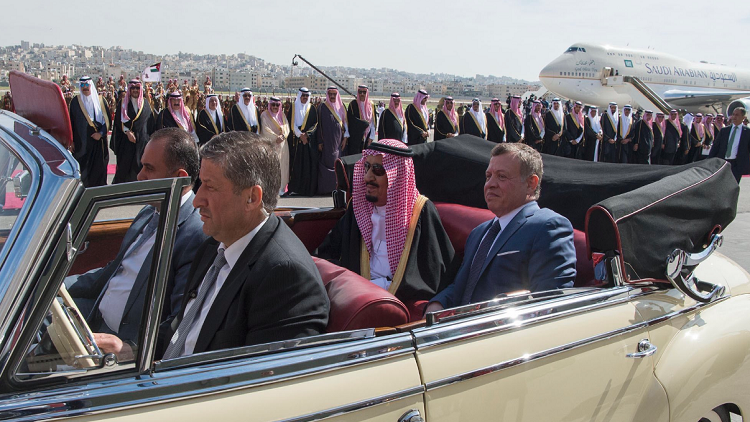 الأردن.. طيار يرحب بالملك سلمان من السماء وآخر..؟! (صور)