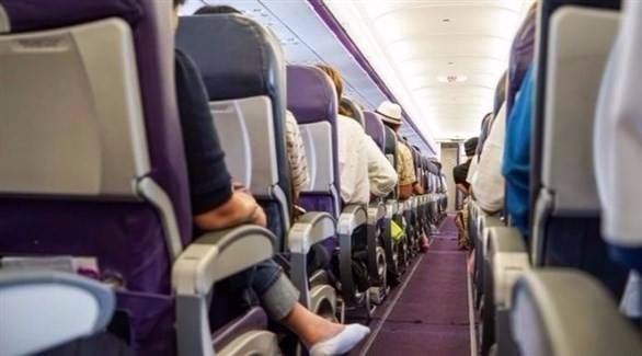 لماذا لا يمكن طي ذراع المقاعد على طول الممرات بالطائرة؟