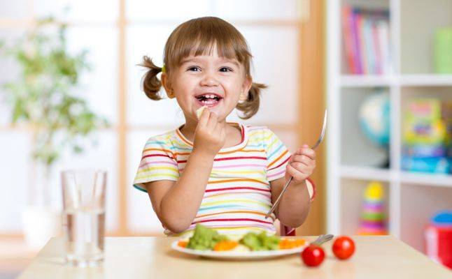 بعد قراءة هذا المقال ستُفكّرين مليّاً قبل أن تُقدّمي الطعام لطفلكِ على جوع!