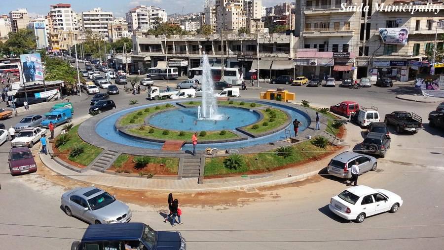 إغلاق ساحة النجمة وسط  صيدا  من قبل اصحاب الفانات للمطالبة بتأمين موقف لهم بعد بيع موقف النجمة مؤخرا (الجديد)