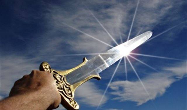 4 عمال يقطعون يد شاب بالسيف... والسبب هاتف محمول!